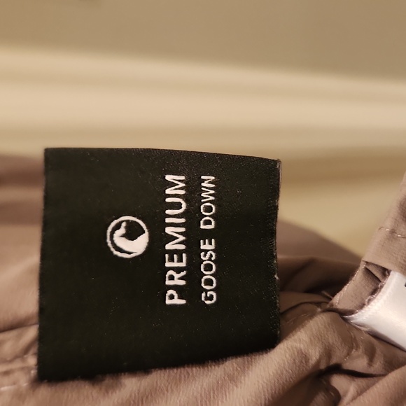 ARITIZIA - TNA - SUPER PUFF JACKET- womans LG. Taupe. New in bag. removable hood - Picture 14 of 16